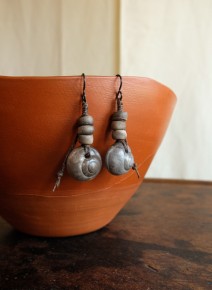 Boucles d'oreilles céramique enfumée et lin ciré