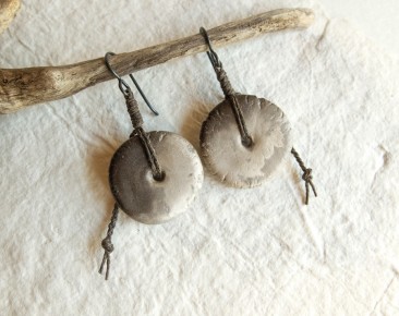 Boucles d'oreilles céramique enfumée et lin ciré