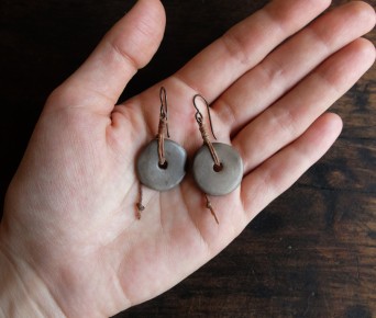 Boucles d'oreilles céramique enfumée et lin ciré