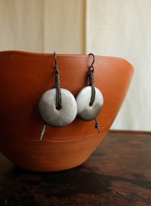 Boucles d'oreilles céramique enfumée et lin ciré