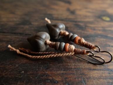 Boucles d'oreilles en céramique enfumée et lin ou chanvre ciré