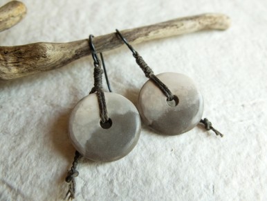 Boucles d'oreilles en céramique enfumée et lin ou chanvre ciré