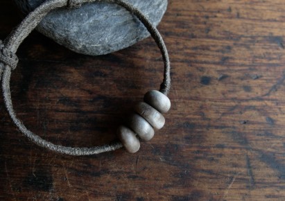 Bracelet perles enfumées et tissu de lin ciré