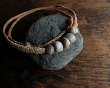 Bracelet perles enfumées et tissus de chanvre ciré