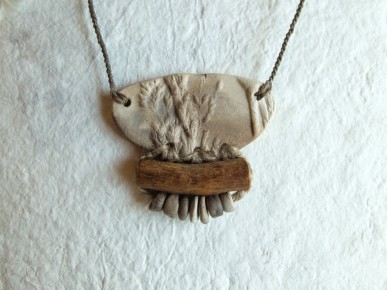 colliers en céramique et fibres naturelles