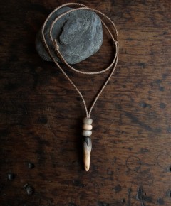 colliers en céramique et fibres naturelles