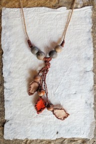 Collier en céramique et fibres naturelles