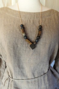 Collier en céramique, bois, pierre et fibres naturelles