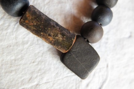 Collier en céramique, bois, pierre et fibres naturelles