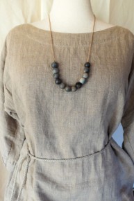 Collier en céramique et fibres naturelles