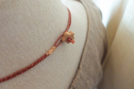 Collier en céramique et fibres naturelles