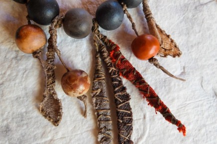 Collier en céramique et fibres naturelles