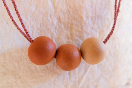 Collier en céramique et fibres naturelles