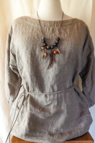 Collier en céramique et fibres naturelles