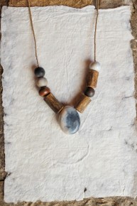 Collier en céramique et fibres naturelles