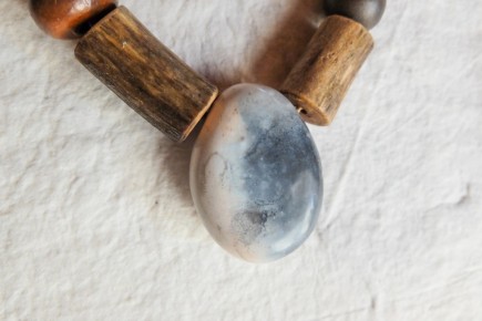 Collier en céramique et fibres naturelles