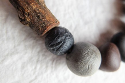 Collier en céramique, bois, pierres et fibres naturelles