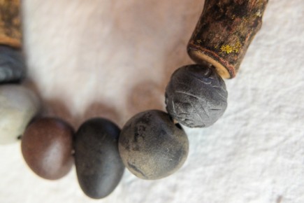 Collier en céramique, bois, pierres et fibres naturelles