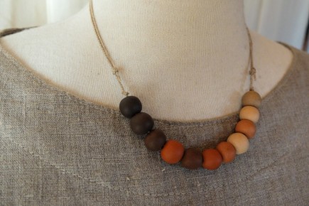 Collier en céramique et fibres naturelles
