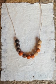 Collier en céramique et fibres naturelles