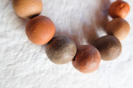 Collier en céramique et fibres naturelles