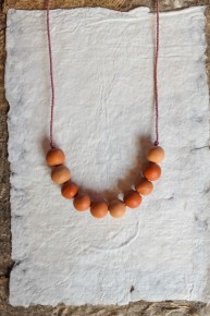 Collier en céramique et fibres naturelles