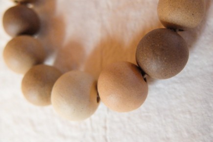 Collier en céramique et fibres naturelles