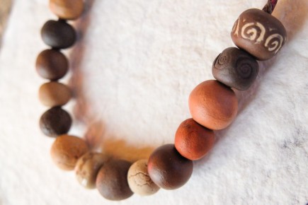 Collier en céramique et fibres naturelles