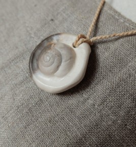 Collier en céramique et lin, escargot