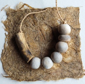 Perles enfumées et bois flotté