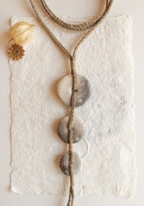 collier céramique polie et enfumée; tissu de chanvre ciré