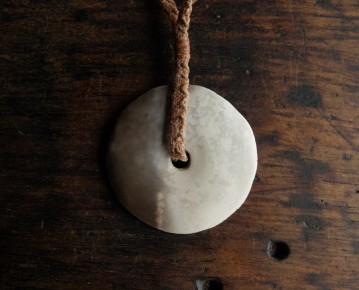 collier avec céramique enfumée et tissu de chanvre ciré