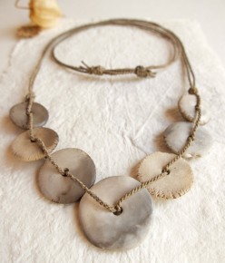 collier "paysage de disques enfumées" avec lin ciré