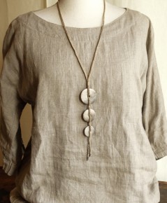 collier céramique polie et enfumée; tissu de chanvre ciré