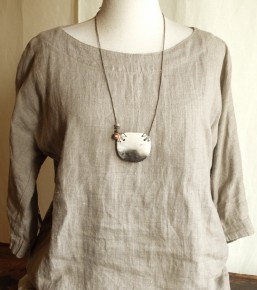 collier paysage de mer; céramique enfumée; lin ciré et coquillage