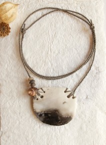 collier paysage de mer; céramique enfumée; lin ciré et coquillage