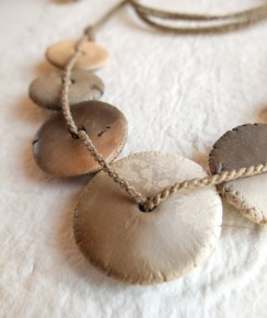 collier "paysage de disques enfumées" avec lin ciré