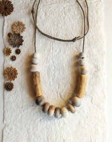 collier réglable avec perles enfumées et bois flotté