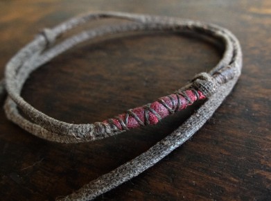 collier disque en céramique enfumée et lin ciré