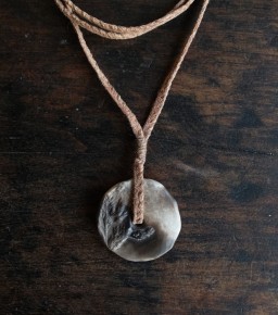 collier disque en céramique enfumée et chanvre ciré