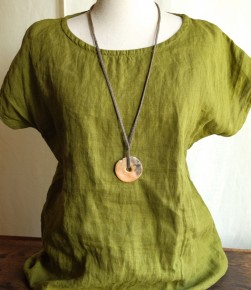 collier disque en céramique enfumée et lin ciré