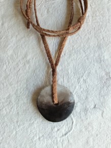 collier disque en céramique enfumée et chanvre ciré