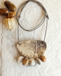 collier empreinte de plante et perles cousues