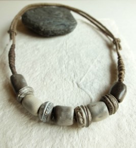 collier tissu ciré et perles sculptées et enfumées