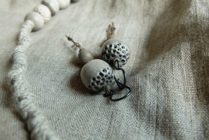 boucles d'oreilles avec perles sculptées et polies