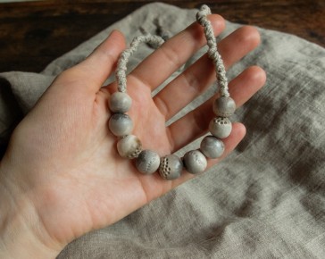 Collier perles polies et enfumées - chanvre noué