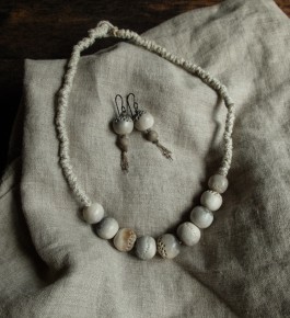 Collier perles polies et enfumées - chanvre noué