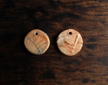 paire de perles enfumées avec empreinte de plante