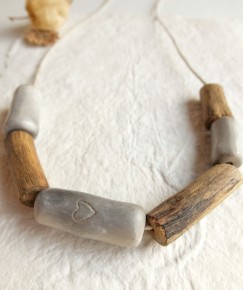 bois flotté et céramique polie et enfumée... avec petit coeur gravé