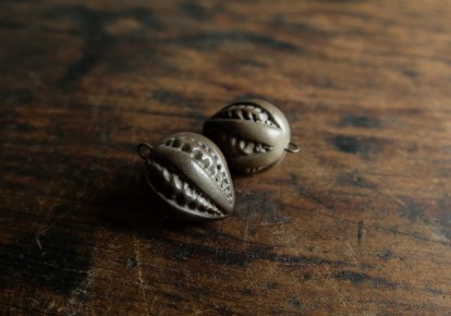 perles sculptées et enfumées